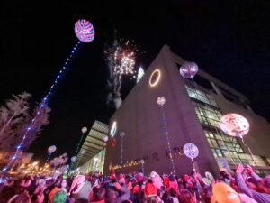 terminal-metropolitana-enciende-arbol-navidad-papa-noel-llega-en-helicopotero-