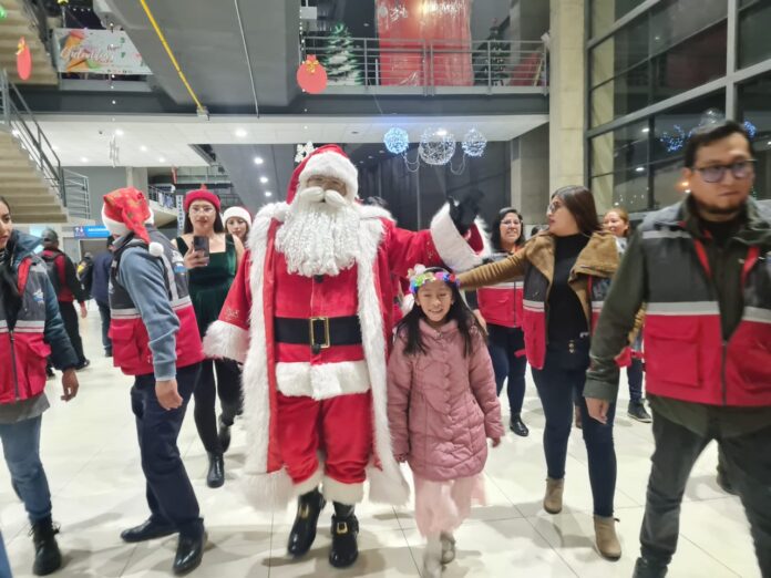 terminal-metropolitana-enciende-arbol-navidad-papa-noel-llega-en-helicopotero