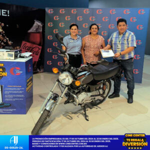 aneida-anelis-made-de-familia-gana-motocicleta-sorteada-por-cine-center-
