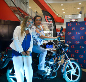 aneida-anelis-made-de-familia-gana-motocicleta-sorteada-por-cine-center