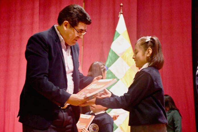 ministro-de-educacion-presento-2do-diccionario-lengua-de-señas-boliviana-