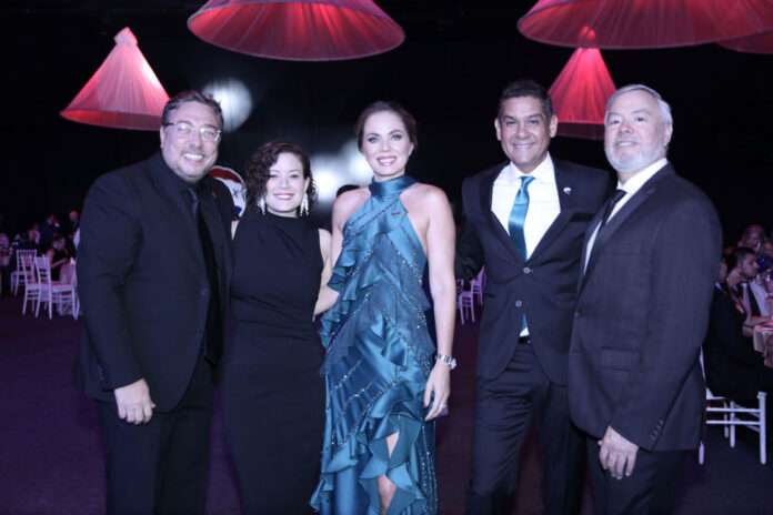 Ejecutivos-junto-a-los-speakers-remax-bolivia-impulsa-crecimiento-innovacion-mercado-inmobiliario