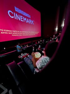 mas-de-450-niños-de-hogares-se-divirtieron-en-funcion-especial-de-cinemark