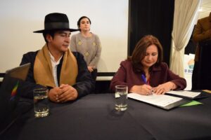 firma-acuerdo-de-trabajo-para-la-elaboracion-de-la-guia-de-inversion-turistica-de-bolivia