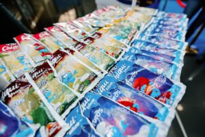 pil-bolivia-se-viste-de-azul-y-da-la-bienvenida-a-los-pitufos-