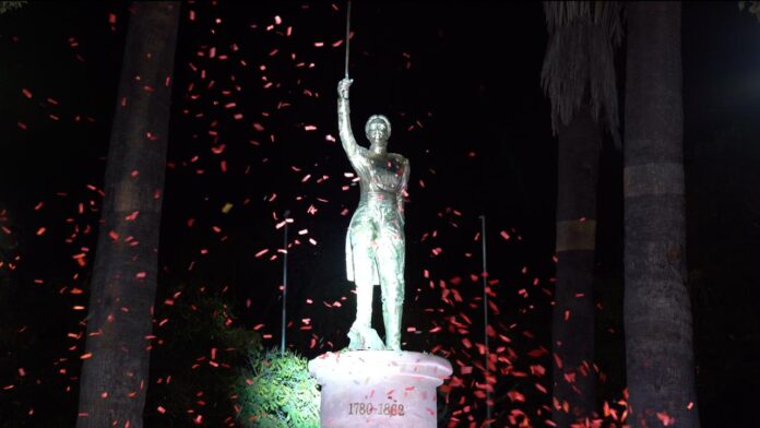 banco-union-rinde-homenaje-a-juana-asurdui-de-padilla-con-la-entrega-de-un-monumento-sucre
