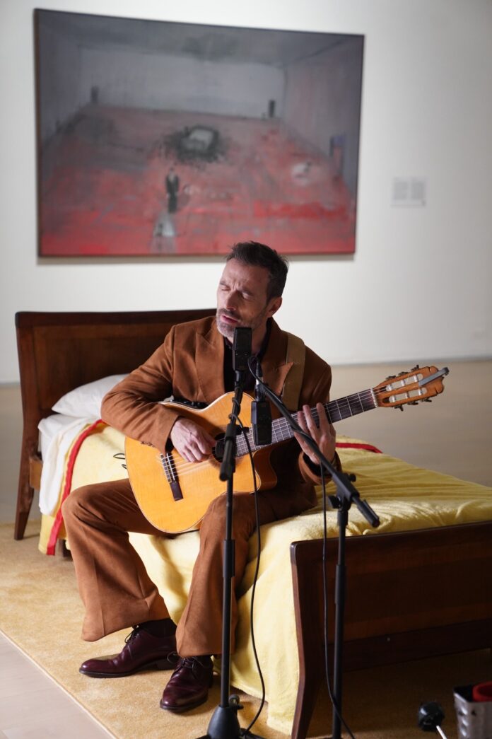 kevin-johansen-presenta-tercera-sesion-de-sala-en-la-exposicion-kuitca-86