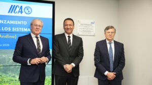 secretaria-general-de-la-comunidad-andina-y-el-IICA-inauguran-sala-situacional-Develación-placa-OPSAA-Andino