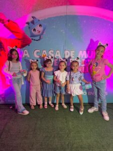 cinemark-recibio-a-grandes-y-chicos-para-el-avant-premiere-de-la-casa-de-las-muñecas-de-gabby--