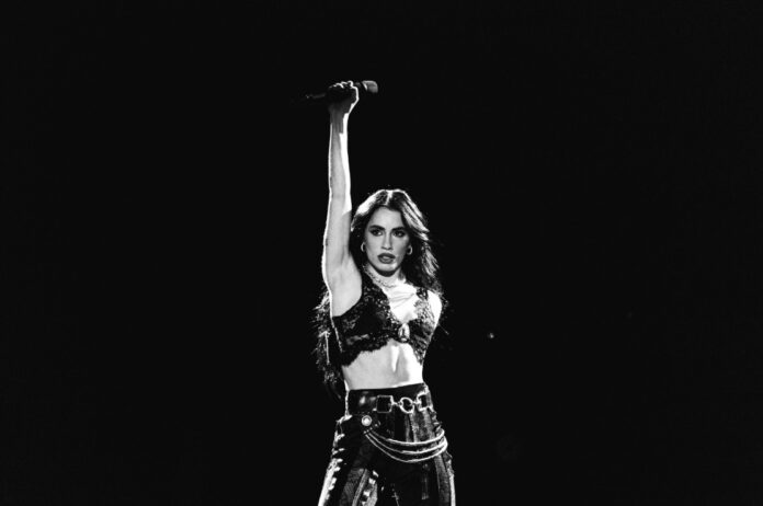 lali-deslumbra-con-estreno-de-payaso-durante-historica-gira-por-velez-