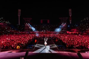lali-deslumbra-con-estreno-de-payaso-durante-historica-gira-por-velez