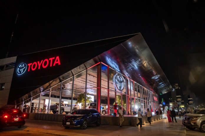 TOYOSA-INAUGURA-showroom-mas-grande-Latinoamerica-