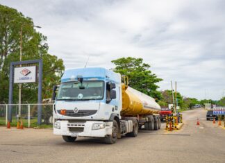 YPFB descarga gasolina de cisternas y programa despachar 2 millones de litros en Santa Cruz