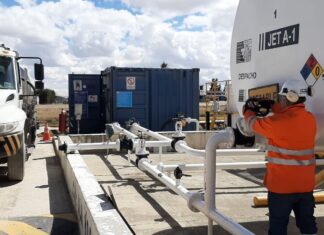 Bloqueos en La Paz restringen acceso de camiones cisterna con Jet Fuel a la aeroplanta de YPFB