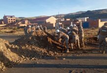 BATALLÓN DE INFANTERÍA DE MARINA VI “INDEPENDENCIA” COADYUVA A LA HABILITACIÓN DE LA CARRETERA TIQUINA – LA PAZ.