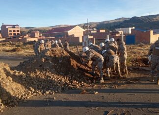 BATALLÓN DE INFANTERÍA DE MARINA VI “INDEPENDENCIA” COADYUVA A LA HABILITACIÓN DE LA CARRETERA TIQUINA – LA PAZ.