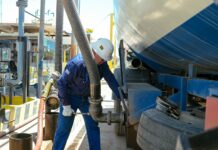 YPFB inició la descarga de diésel en Arica para su envío a Bolivia