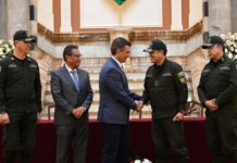 Pdte. Paz entrega condecoración a la Policía Boliviana por su servicio al pueblo y su defensa de la democracia