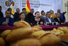 Gobierno y panificadores acuerdan mantener el precio del pan y venta de harina a precio justo