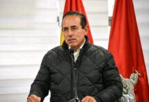 Dockweiler pide frenar la legalización de autos chutos y advierte sobre más congestión y consumo de combustible